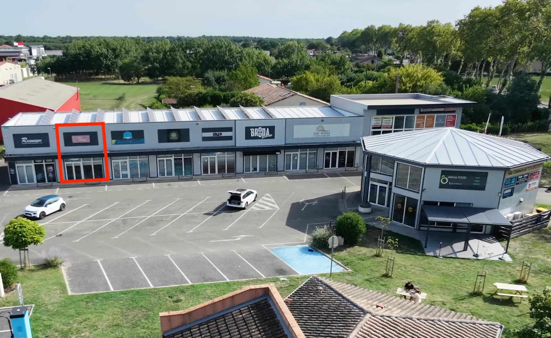 Vue aérienne du pôle commercial l'Albizia, Local commercial T1 signalé en rouge