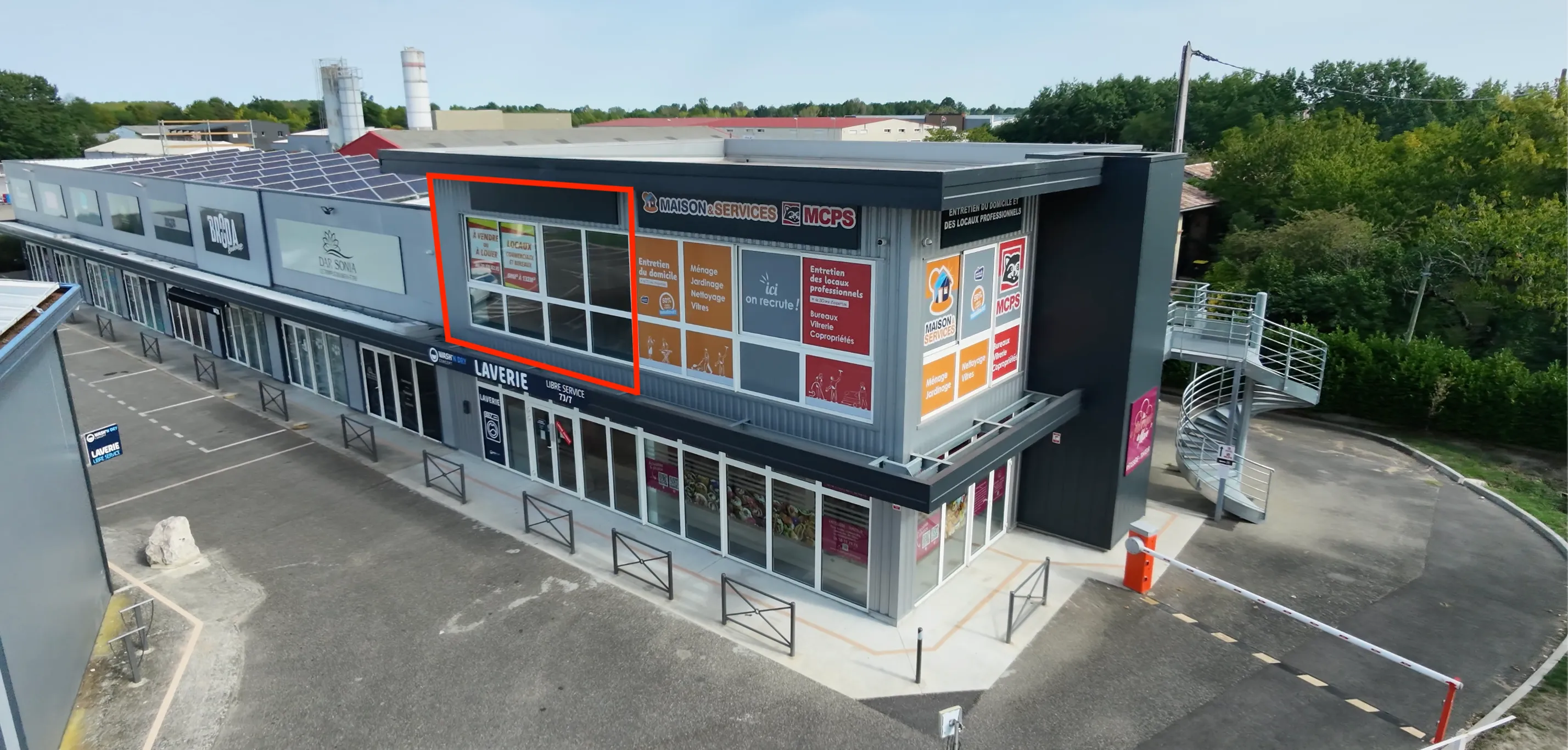 Vue aérienne du pôle commercial l'Albizia, Local commercial signalé en rouge